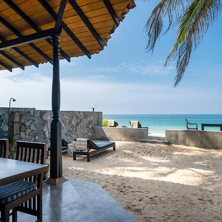 Blue Parrot Beach Villa アンバランゴダ エクステリア 写真