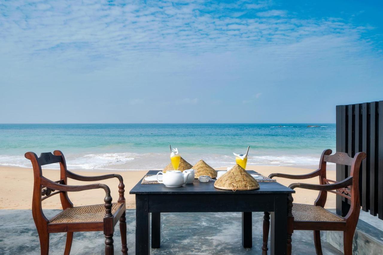 Blue Parrot Beach Villa アンバランゴダ エクステリア 写真