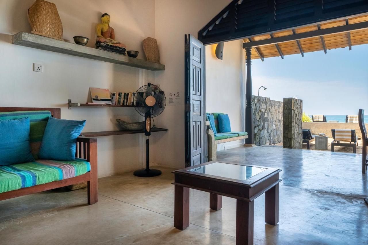 Blue Parrot Beach Villa アンバランゴダ エクステリア 写真