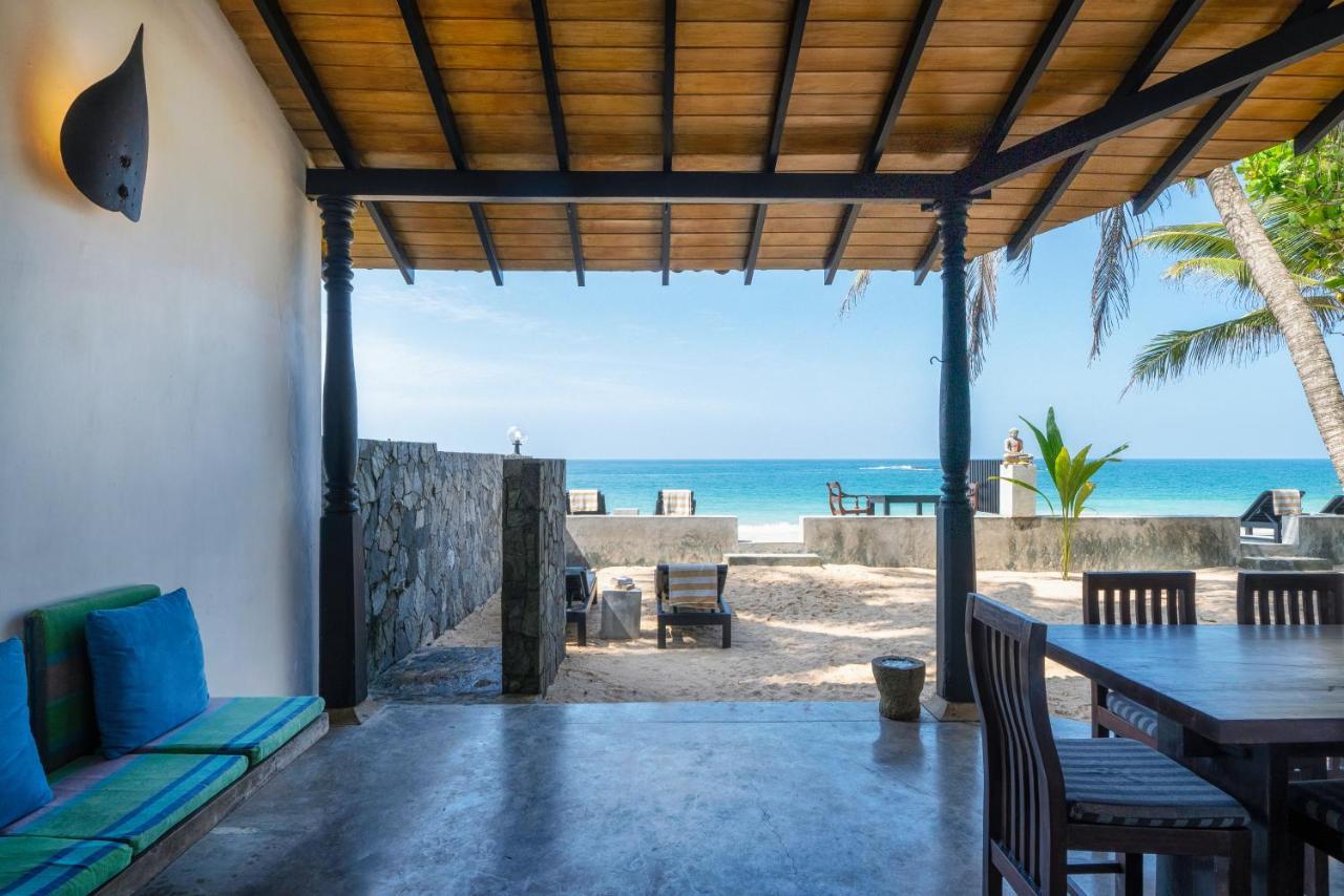 Blue Parrot Beach Villa アンバランゴダ エクステリア 写真