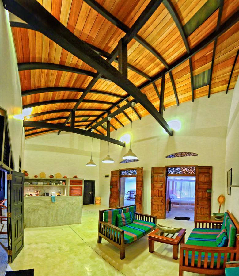 Blue Parrot Beach Villa アンバランゴダ エクステリア 写真