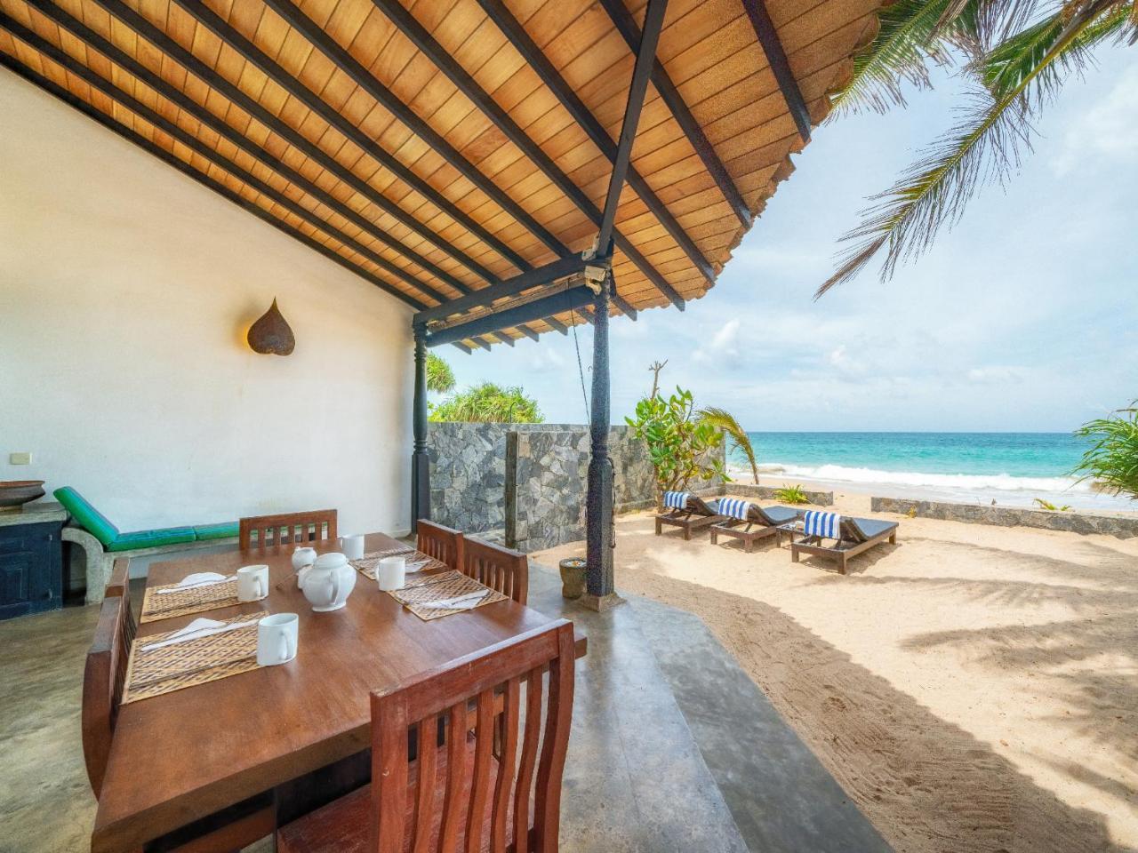 Blue Parrot Beach Villa アンバランゴダ エクステリア 写真