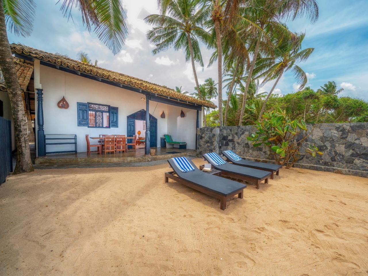 Blue Parrot Beach Villa アンバランゴダ エクステリア 写真